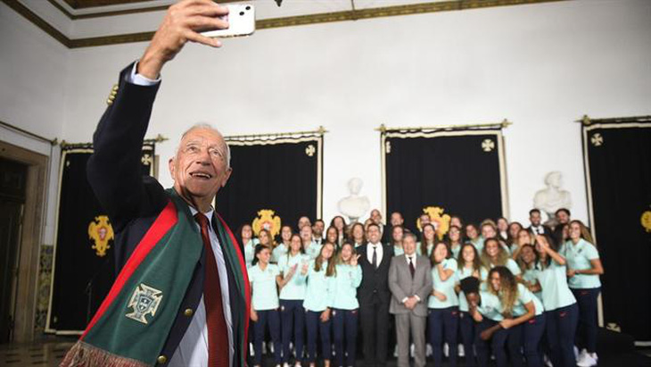 Tổng thống Marcelo Rebelo de Sousa chụp ảnh selfie với đội tuyển nữ Bồ Đào Nha - Ảnh: Abola