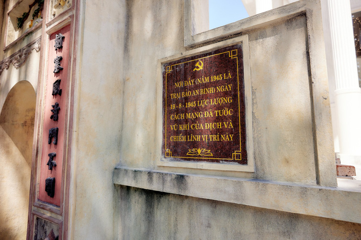 Trên cổng trại Bảo An Binh còn được gắn biển thông tin cho biết về lịch sử của nơi này - Ảnh: MINH KHÁNH