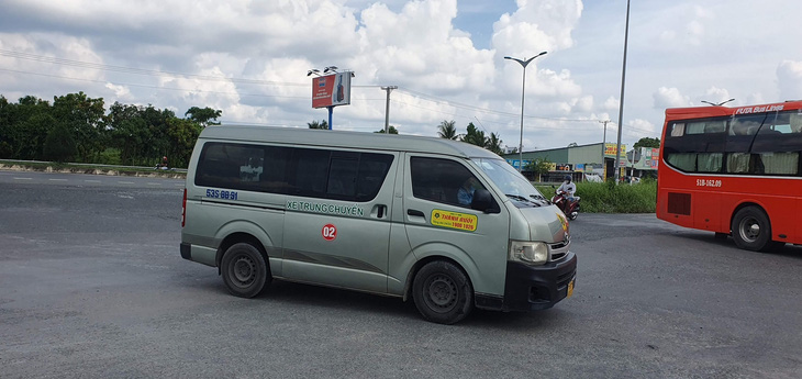Xe trung chuyển khách tại Cần Thơ phải lắp thiết bị giám sát hành trình - Ảnh: LÊ DÂN