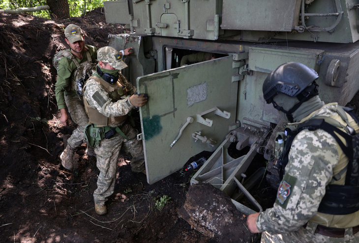 Lực lượng Ukraine chiến đấu ở vùng Donetsk thuộc miền đông nước này ngày 10-7 - Ảnh: AFP