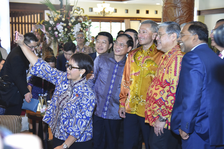 Các ngoại trưởng ASEAN cùng chụp ảnh selfie với Ngoại trưởng Indonesia Retno Marsudi - Ảnh: Bộ Ngoại giao cung cấp