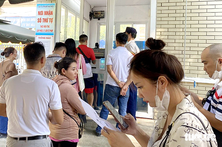 Người dân chờ đợi làm thủ tục xin cấp phiếu lý lịch tư pháp tại Sở Tư pháp Hà Nội vào sáng 11-7 - Ảnh: THÀNH CHUNG