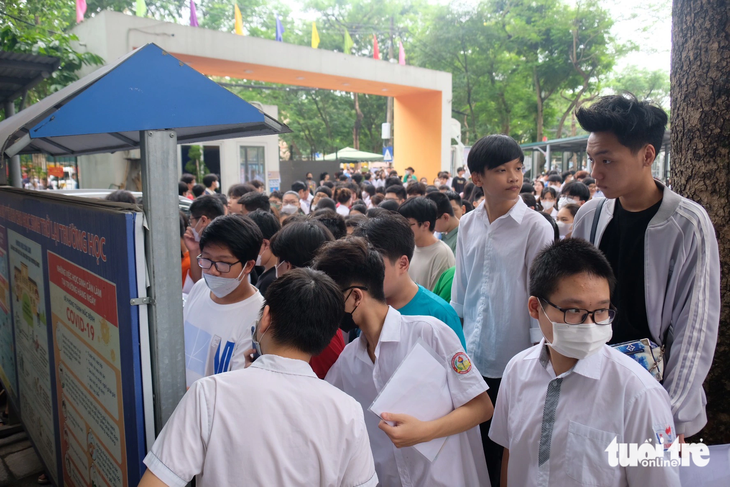 Học sinh tham dự kỳ thi vào lớp 10 tại Hà Nội năm 2023 - Ảnh: NGUYÊN BẢO