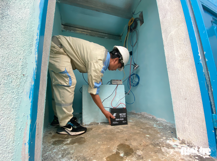 Công nhân vận hành, bảo dưỡng một máy đo động đất ở xã Măng Cành (Kon Plông, Kon Tum) - Ảnh: ĐÌNH CƯƠNG