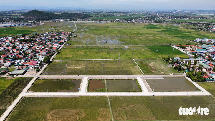 Khu đất ở quy hoạch được đấu giá nằm cạnh trục đường liên xã Quỳnh Hưng, huyện Quỳnh Lưu, Nghệ An - Ảnh: DOÃN HÒA