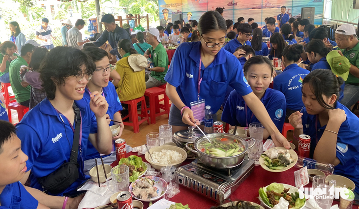 Cùng bên nhau trong bữa trưa với nhiều món ăn truyền thống Việt Nam tại xã đảo Thạnh An - Ảnh: BÌNH MINH