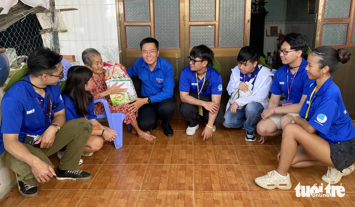 Trại sinh dự trại hè đến thăm, tặng quà hộ gia đình chính sách tại xã đảo Thạnh An (huyện Cần Giờ) - Ảnh: BÌNH MINH