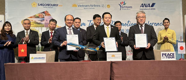 Đại diện Công ty Dịch vụ lữ hành Saigontourist ký kết hợp tác thu hút khách du lịch Nhật Bản đến Việt Nam với Vietnam Airlines và Công ty Peace In Tour - Ảnh: X.T