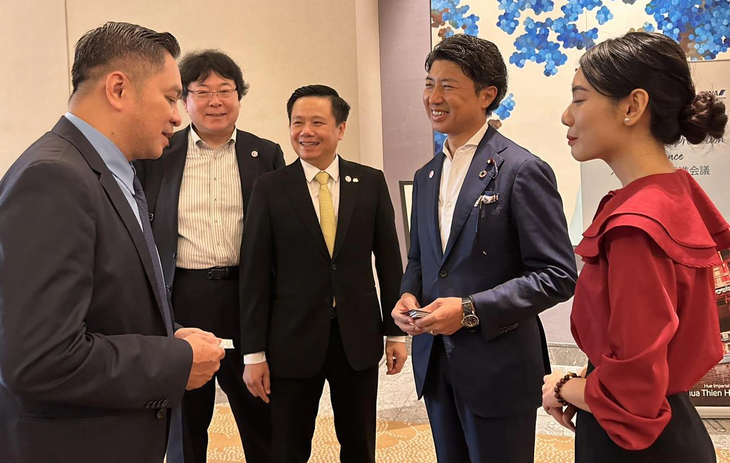 Hạ nghị sĩ Yoichiro Aoyagi (thứ 2 từ phải sang), trưởng ban tổ chức Lễ hội Việt Nam tại Nhật, trao đổi với lãnh đạo Saigontourist Group và VNA tại sự kiện - Ảnh: X.T