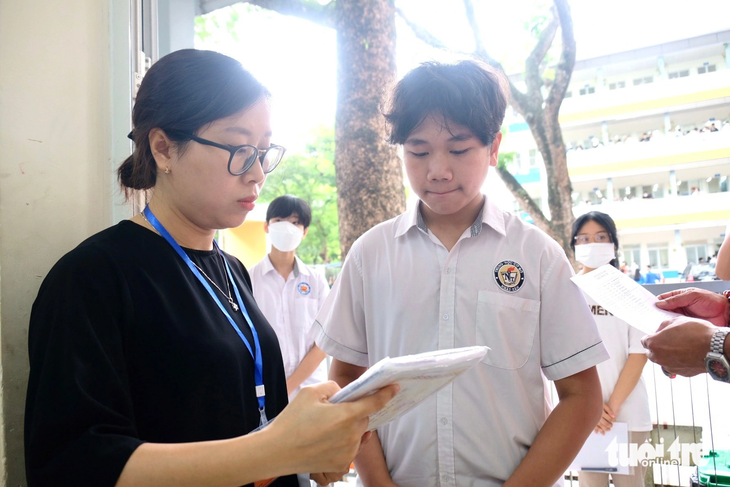 Học sinh tham dự kỳ thi vào lớp 10 năm 2023 tại Hà Nội - Ảnh: NGUYÊN BẢO