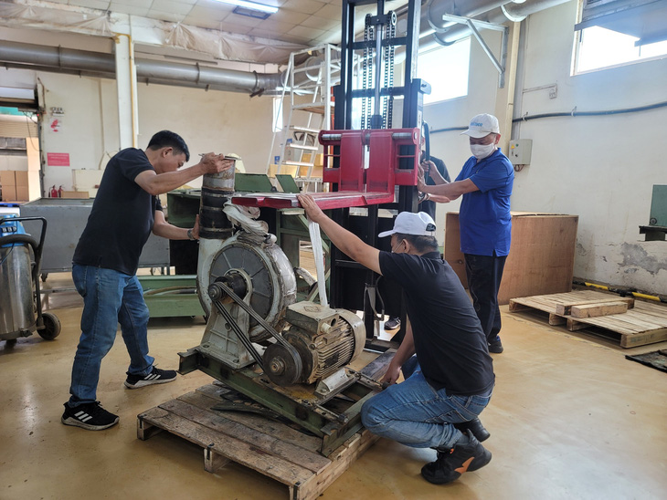 Các nhân viên kỹ thuật tháo dỡ máy móc, thiết bị để di dời Nhà máy thuốc lá Khatoco ra khỏi TP Nha Trang - Ảnh: TRẦN HƯỚNG