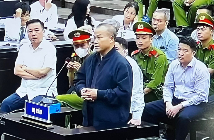 Cựu đại sứ Vũ Hồng Nam trả lời xét hỏi tại phiên tòa xử vụ &quot;chuyến bay giải cứu&quot; - Ảnh: DANH TRỌNG