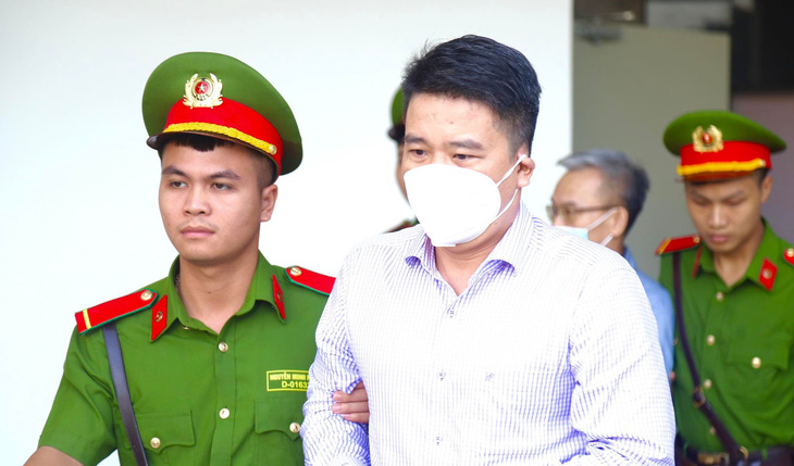 Cựu phó chủ tịch tỉnh Quảng Nam được dẫn giải đến phiên tòa xử vụ chuyến bay giải cứu - Ảnh: DANH TRỌNG