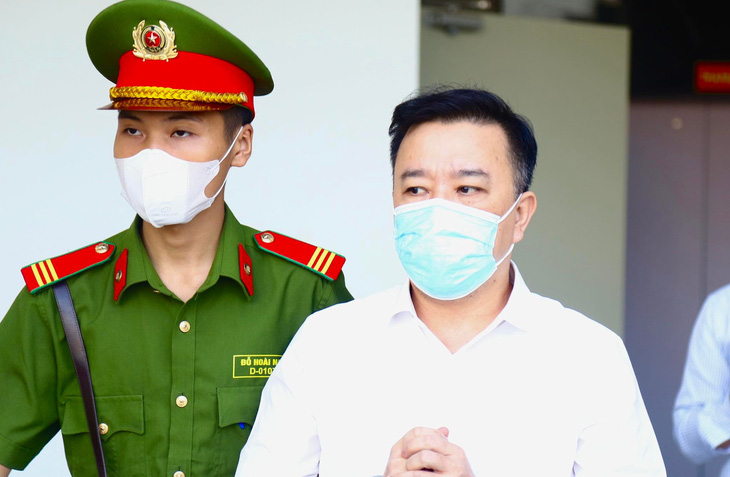 Cựu phó chủ tịch Hà Nội Chử Xuân Dũng được dẫn giải đến phiên tòa xử vụ chuyến bay giải cứu - Ảnh: DANH TRỌNG