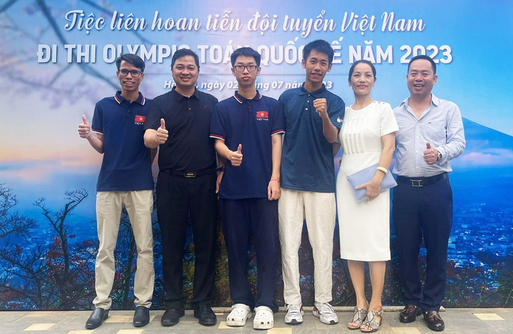 Nguyễn An Thịnh (thứ ba từ trái sang) cùng người thân và thầy giáo trong một buổi liên hoan trước khi lên đường tham gia cuộc thi Olympic Toán quốc tế 2023 - Ảnh: X.HOA