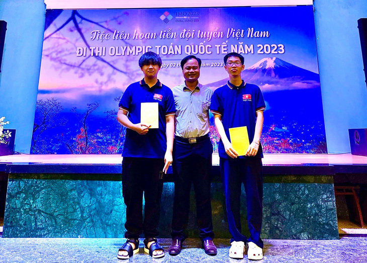 Thí sinh Nguyễn An Thịnh (bìa phải) vừa xuất sắc đoạt huy chương vàng và thí sinh Nguyễn Đình Kiên (bìa trái) cũng giành được huy chương bạc Olympic Toán quốc tế 2023 tổ chức tại Nhật Bản - Ảnh: X.HOA