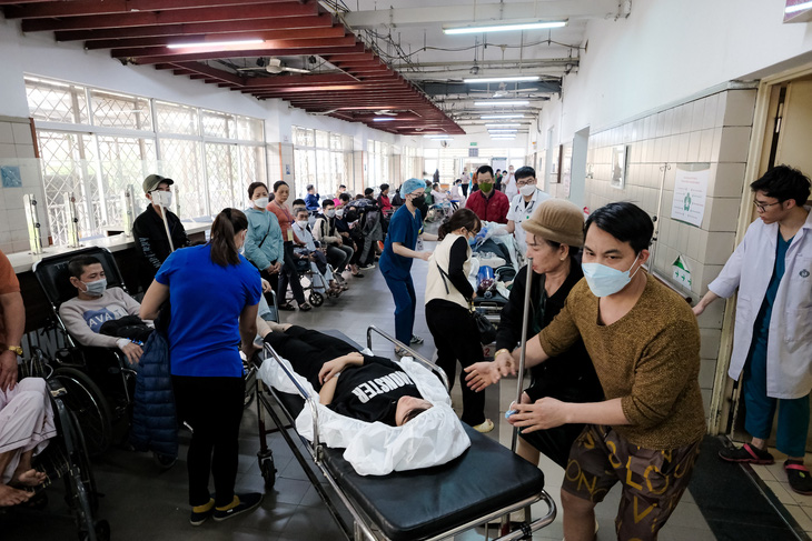 Bệnh nhân tại khu vực chờ khám Bệnh viện Bạch Mai - Ảnh: NAM TRẦN