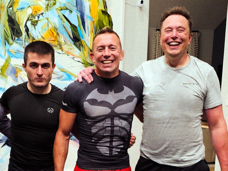 Tỉ phú Elon Musk (phải) chụp ảnh cùng các võ sĩ trong một buổi tập luyện - Ảnh: Independent