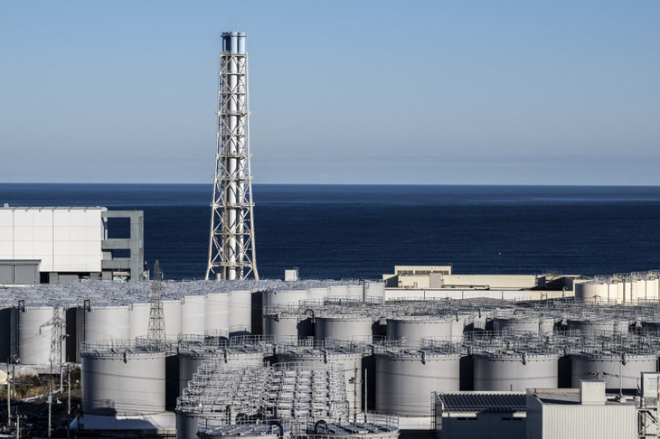 Các bể chứa nước nhiễm phóng xạ tại Nhà máy điện hạt nhân Fukushima Daiichi của Công ty Điện lực Tokyo (TEPCO) ở Okuma, tỉnh Fukushima, Nhật Bản, vào ngày 20-1-2023 - Ảnh: AFP