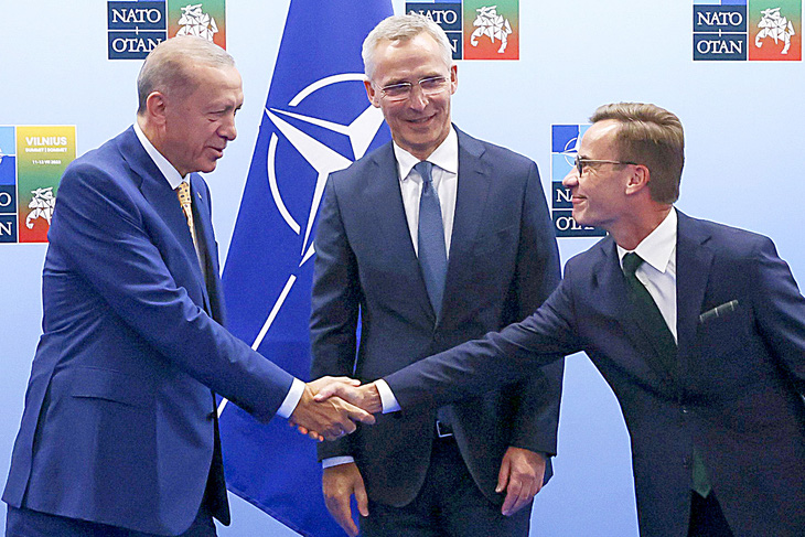 Tổng thống Thổ Nhĩ Kỳ Tayyip Erdogan (trái) bắt tay Thủ tướng Thụy Điển Ulf Kristersson trước khi dự họp cùng Tổng thư ký NATO Jens Stoltenberg tại Vilnius ngày 10-7 - Ảnh: AFP