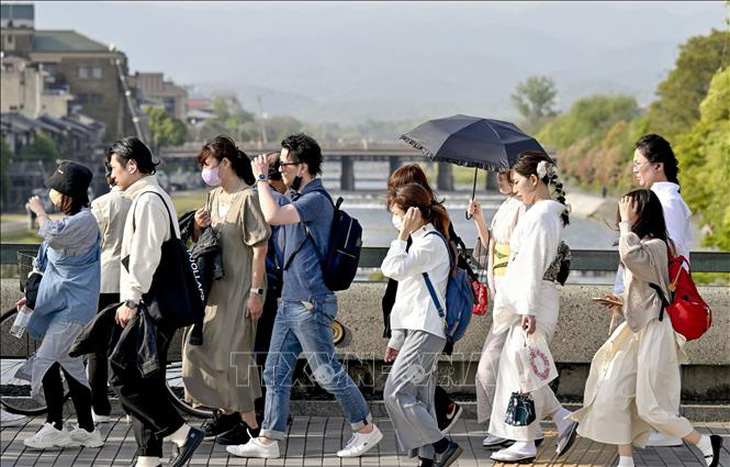 Người dân đi lại trên đường phố dưới trời nắng nóng tại Kyoto, Nhật Bản - Ảnh: Kyodo/TTXVN