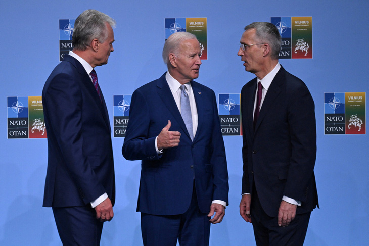 Tổng thống Litthuania Gitanas Nauseda (bìa trái), Tổng thống Mỹ Joe Biden (giữa) và Tổng thư ký NATO Jens Stoltenberg tại hội nghị thượng đỉnh NATO ở Vilnius, Lithuania (Litva) ngày 11-7 - Ảnh: REUTERS