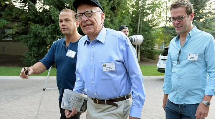 Ông trùm truyền thông Rupert Murdoch cùng hai con trai Lachlan (trái) và James (phải) tại hội nghị mùa hè thường niên của Allen & Co - Ảnh: DAILY MAIL
