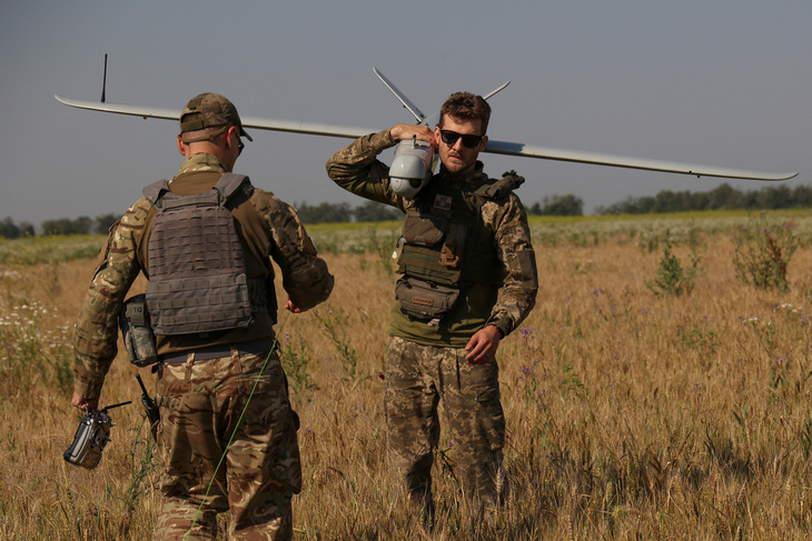 Quân nhân Ukraine chuẩn bị phóng máy bay không người lái trinh sát gần tiền tuyến ở khu vực Donetsk, đông Ukraine hôm 6-7 - Ảnh: REUTERS
