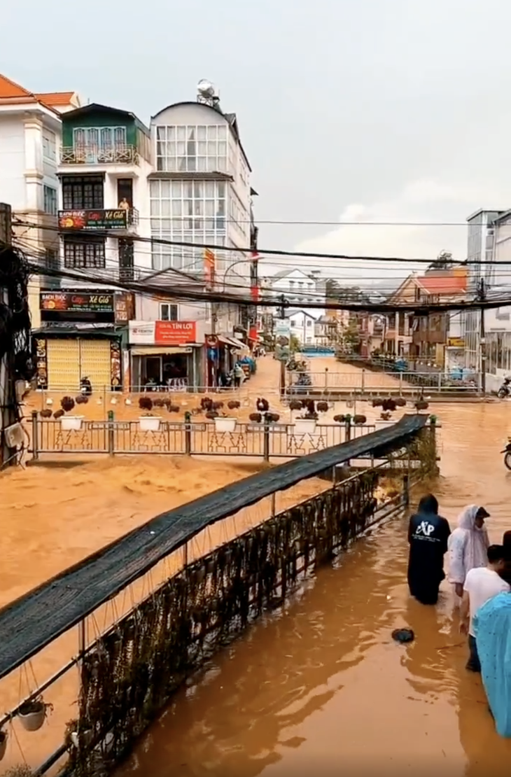 Đoạn giao giữa đường Phan Đình Phùng và suối Cam Ly ngập nặng, đoạn ngập kéo dài khoảng 50m - Ảnh: N.K.