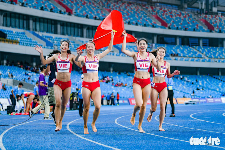 Tổ tiếp sức 4x400m nữ (từ trái qua phải): Hoàng Thị Minh Hạnh, Nguyễn Thị Hằng, Nguyễn Thị Huyền, Nguyễn Thị Ngọc giành huy chương vàng SEA Games 32 và vô địch Giải châu Á 2023 - Ảnh: NAM TRẦN