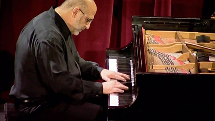Từ một người không hiểu biết về âm nhạc, bác sĩ Anthony Cicoria đã thật sự trở thành một nghệ sĩ piano đầy đam mê và tài năng khác thường sau lần bị sét đánh.