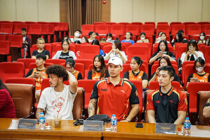 Từ trái sang: khách mời Trần Đăng Khoa, Tim Waale và Lê Quang - Ảnh: VBA