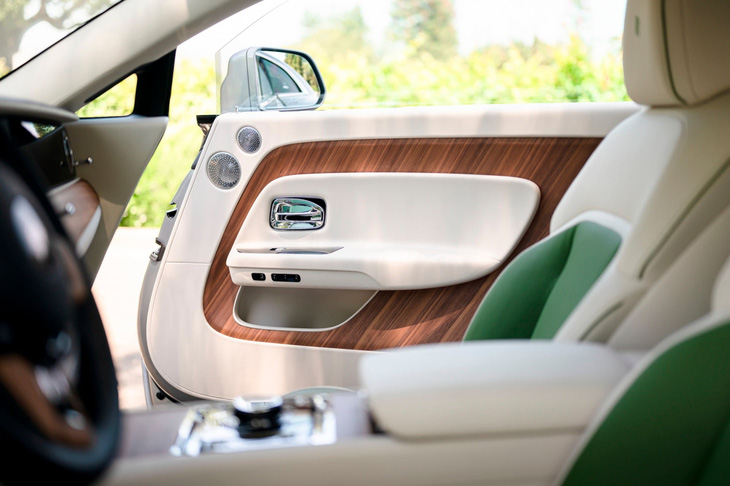 Quan điểm của Rolls-Royce là chưa chất liệu nào mang lại được cảm giác như da trong nội thất xe - Ảnh: CarBuzz