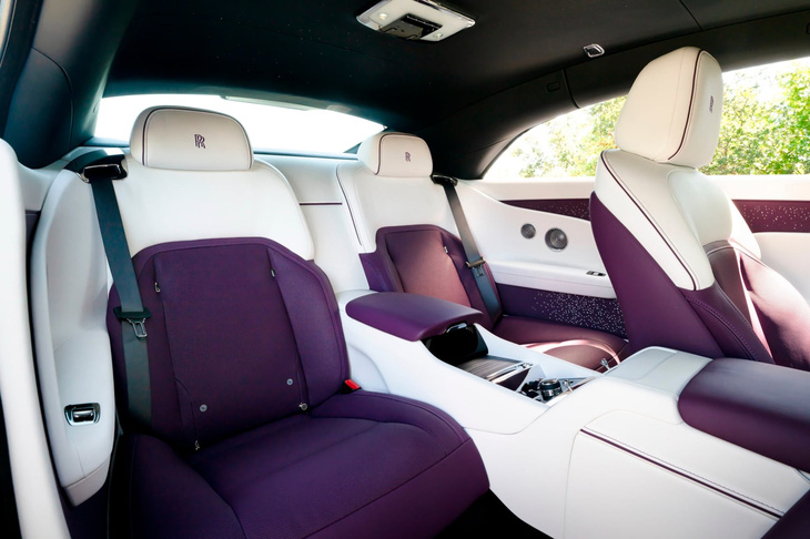 Rolls-Royce chỉ ưu tiên dùng da làm chất liệu chủ đạo bên trong nội thất, chứ không dùng các chất liệu tái chế theo xu hướng "thân thiện môi trường" mà các thương hiệu khác như Volvo đang theo đuổi - Ảnh: CarBuzz