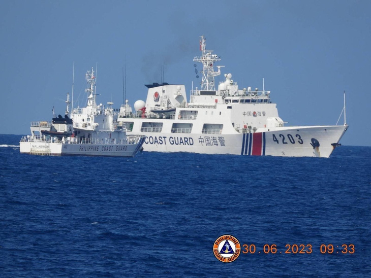 Một tàu cảnh sát biển Trung Quốc được cho là đụng độ với tàu cảnh sát biển Philippines gần Bãi Cỏ Mây trên Biển Đông (thuộc quần đảo Trường Sa của Việt Nam) hôm 30-6 - Ảnh: REUTERS