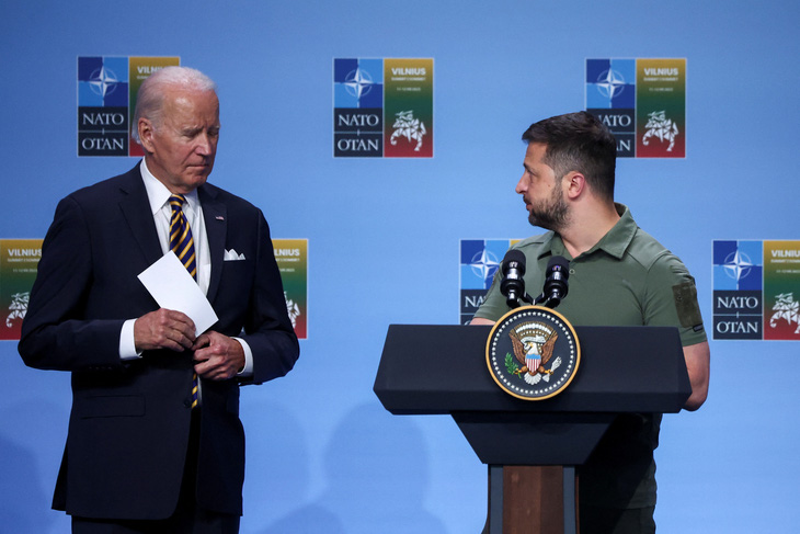 Tổng thống Mỹ Joe Biden (trái) và Tổng thống Ukraine Volodymyr Zelensky tại hội nghị thượng đỉnh NATO - Ảnh: REUTERS