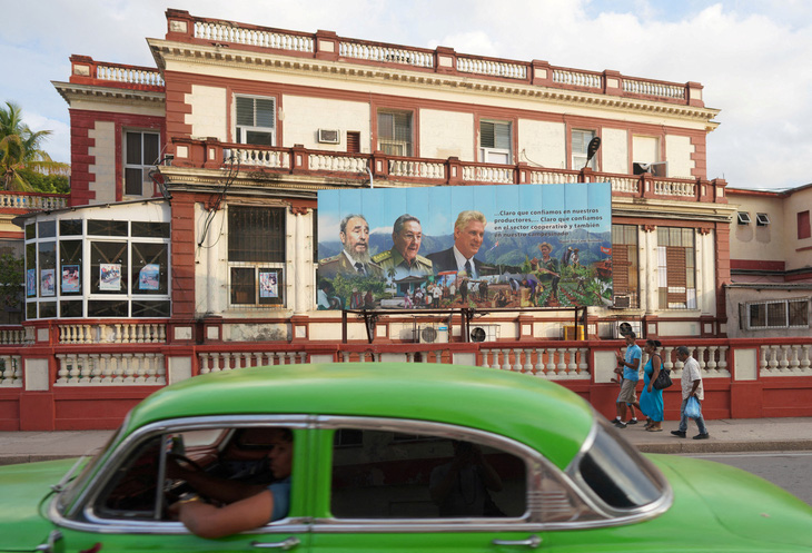 Hình ảnh cố Chủ tịch Cuba Fidel Castro, cựu Chủ tịch Cuba Raul Castro và Chủ tịch Cuba Miguel Diaz-Canel ở Havana, Cuba, hồi tháng 4-2023 - Ảnh: REUTERS