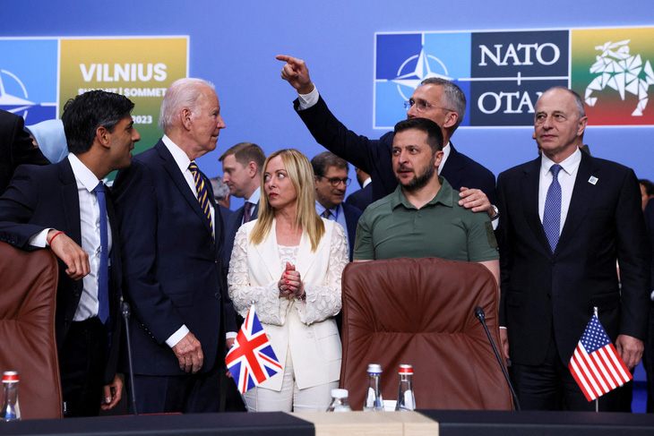 Tổng thống Ukraine Volodymyr Zelensky (áo màu xanh) và các lãnh đạo Mỹ, Anh, Ý… tại hội nghị thượng đỉnh NATO ở Vilnius, Lithuania (Litva), ngày 12-7-2023 - Ảnh: REUTERS