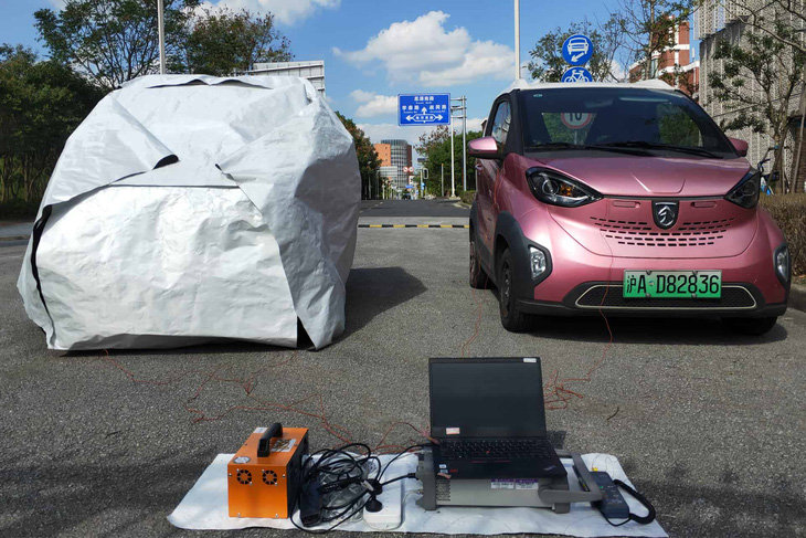 Với áo choàng nhiệt, xe điện vừa không lo tụt pin nhanh, lại có thể giữ mát ngay cả khi đậu xe dưới trời nắng nóng - Ảnh: Huaxu Qiao