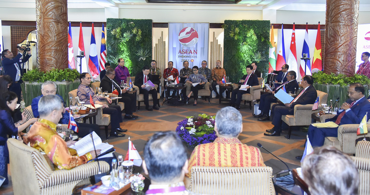 Các ngoại trưởng ASEAN trong phiên họp hẹp ngày 12-7 tại Indonesia - Ảnh: Bộ Ngoại giao Việt Nam