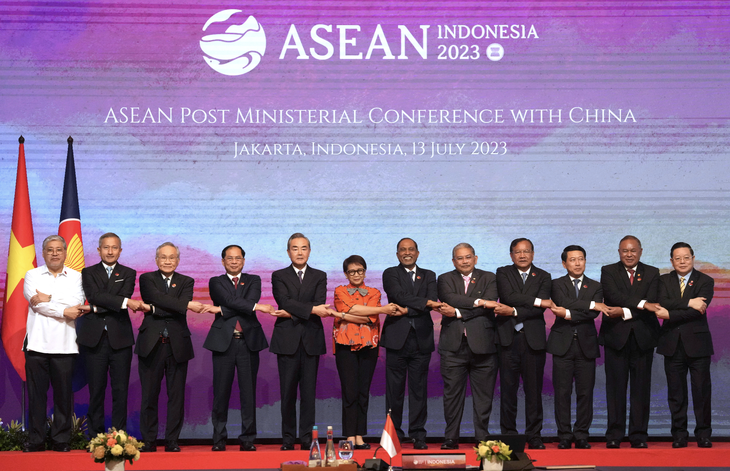 Hội nghị ASEAN+1 giữa các ngoại trưởng ASEAN với lãnh đạo ngoại giao Trung Quốc - Ảnh: REUTERS