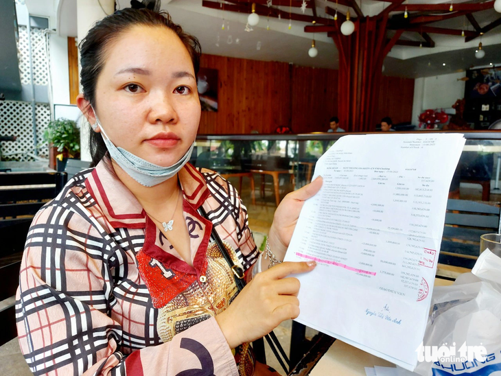 Bà Phương bức xúc vì số tiền hơn 165 triệu đồng trong tài khoản được mỏ Ngân hàng ACB chi nhánh huyện An Biên bị mất không rõ lý do - Ảnh: CHÍ CÔNG