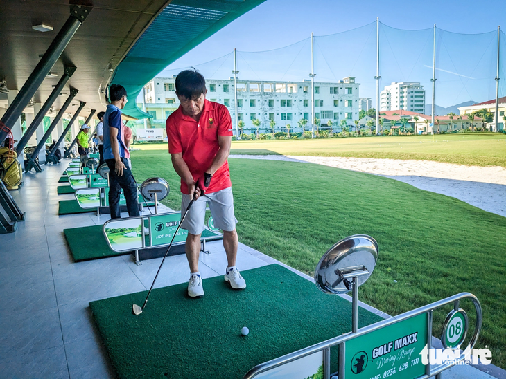 Khách tập chơi golf tại sân Golf Maxx bên trong Trung tâm Thể dục thể thao quốc phòng 3, Quân khu V - Ảnh: TẤN LỰC
