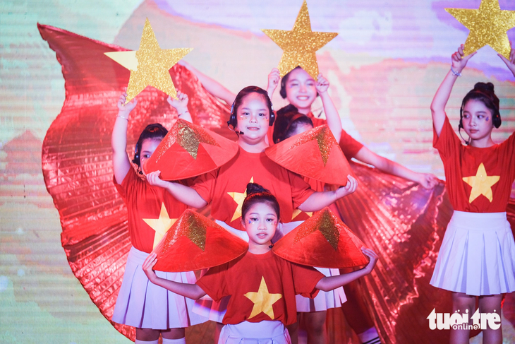 Tiết mục hát múa “Việt Nam trong tôi” do các học viên Hải Yến Academy trình bày tại lễ khai mạc Lễ hội Việt Nam - Nhật Bản - Ảnh: TẤN LỰC