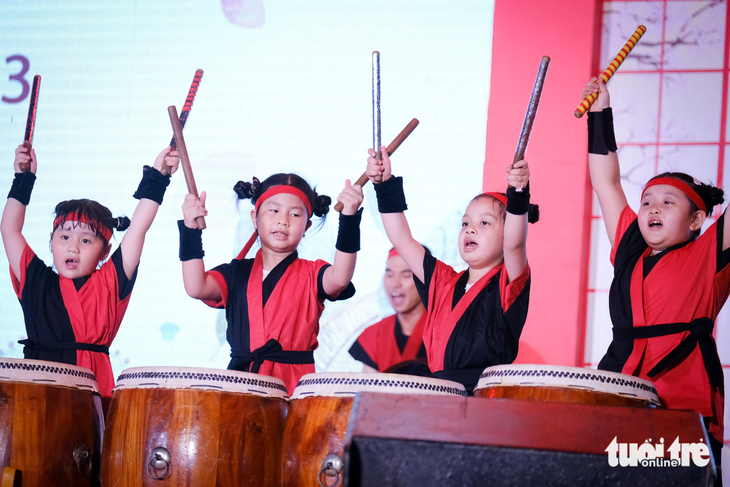Tiết mục “Trống hội” sôi động do thầy và trò Hệ thống giáo dục Việt - Nhật trình diễn - Ảnh: TẤN LỰC