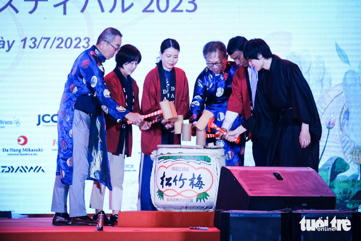 Nghi thức đập rượu truyền thống Nhật Bản khai mạc Lễ hội văn hóa Việt - Nhật năm 2023 - Ảnh: TẤN LỰC