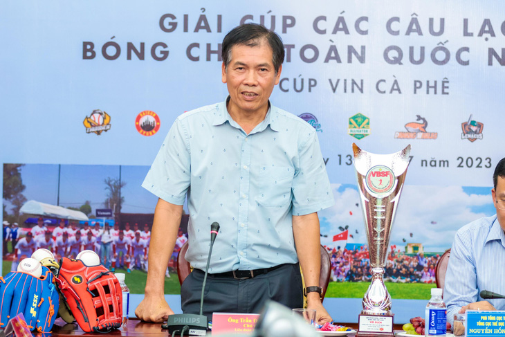 Ông Trần Đức Phấn, chủ tịch Liên đoàn Bóng chày và Bóng mềm Việt Nam, phát biểu tại họp báo hôm 13-7 - Ảnh: QUÝ LƯỢNG