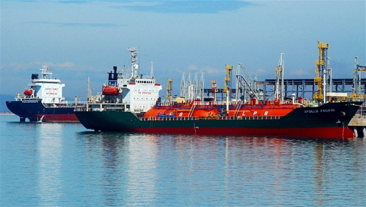 Tàu nhận hàng tại cảng xuất bằng đường biển NMLD Dung Quất - Ảnh: BSR