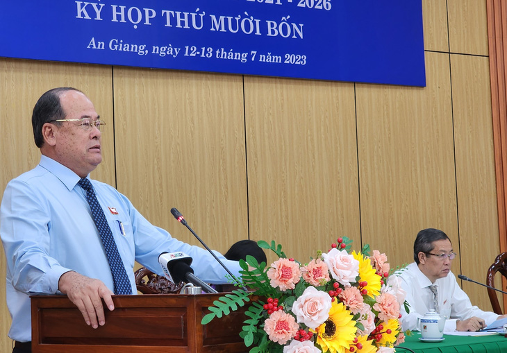 Chủ tịch UBND tỉnh An Giang đăng đàn trả lời hơn 1 tiếng đồng hồ để làm rõ nhiều nội dung cử tri bức xúc - Ảnh: BỬU ĐẤU