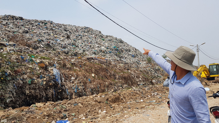 Chủ tịch UBND tỉnh An Giang yêu cầu các ngành và địa phương khẩn trương xử lý các bãi rác gây ô nhiễm và tìm nhà đầu tư xử lý rác - Ảnh: BỬU ĐẤU